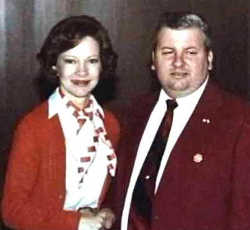 Na Foto: A primeira dama dos Estados Unidos Rosalynn Carter e o serial killer John Wayne Gacy Jr.