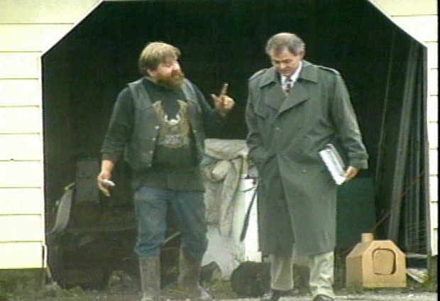 Na foto: David Pickton conversa com um homem do governo sobre sua propriedade. Foto tirada em 1996. Créditos: Global BCTV.