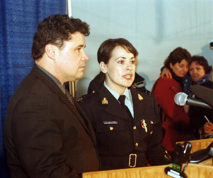 Na Foto: O detetive Scott Driemel e Catherine falam à imprensa.