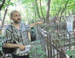 Na Foto: Anatoly Moskvin inspeciona um cemitério.