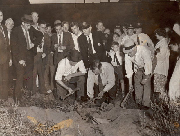 Na foto: Investigadores analisam restos mortais de vítima do Assassino do Tronco de Cleveland. Fonte: The Plain Dealer Historical Photo Collection