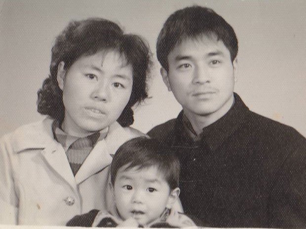 Na Foto: Jun Lin e seus pais, e Daran Lin.