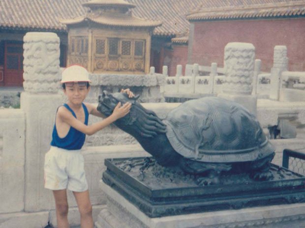 Na Foto: Jun Lin na infância.