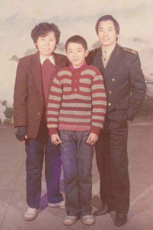Na Foto: Jun Lin e seus pais.