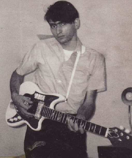 Na Foto: Ronald Poppo empunhando sua guitarra em 1965.