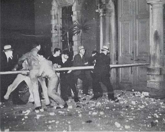 Na Foto: Homens usam um pedaço de ferro para invadir a delegacia de San José.