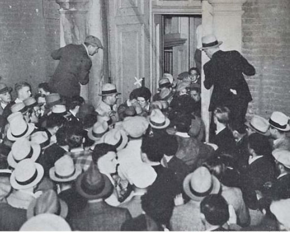 Na Foto: Thomas Thurmond, marcado com um X na imagem, é arrastado para a morte pela multidão.