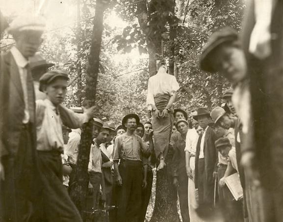 Na Foto: Os Cavaleiros de Mary Phagan posam ao lado do corpo dependurao de Leo Frank.