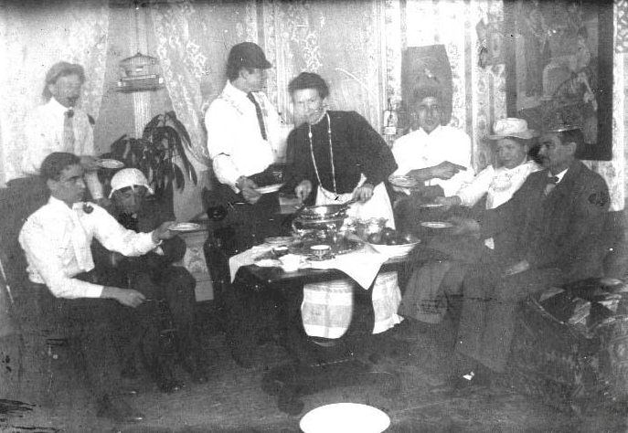 Na Foto: Leo Frank, à esquerda, durante um almoço em família.