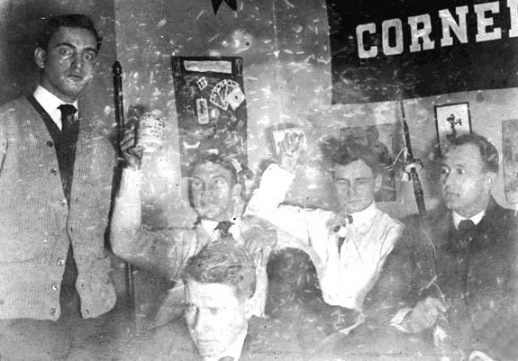 Na Foto: Leo Frank à esquerda com amigos durante os anos de estudo na Universidade de Cornell.