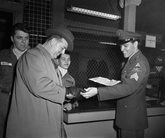 Na foto: O Coronel Tom Parker e Elvis Presley em 1960, quando foi dispensado pelo exército. A ida de Elvis ao exército foi uma jogada de marketing planejada pelo coronel.