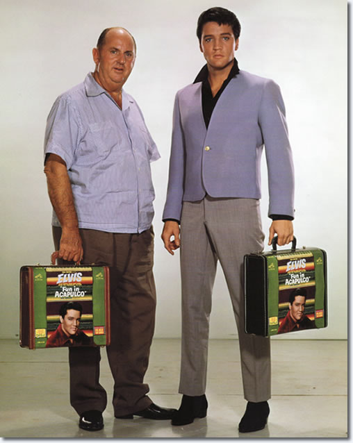 Na Foto: O Coronel Tom Parker e Elvis Presley em foto promocional para o filme "O Seresteiro de Acapulco"