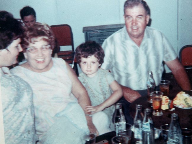 Na Foto: A Pequena Tracey Wigginton ao lado dos avós. Quem imaginaria que essa criançinha quase arrancaria a cabeça de um homem ?