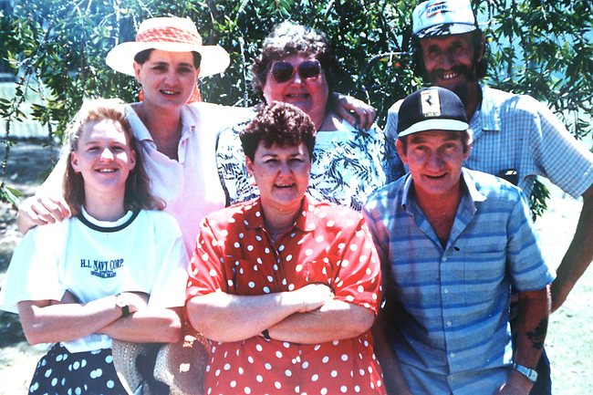 Na Foto: Tracey Wigginton (no fundo à esquerda.) com familiares 