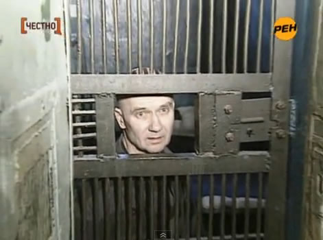 Na Foto: Andrei Chikatilo conversa com documentaristas de dentro de sua cela poucos meses antes de sua execução. Créditos: