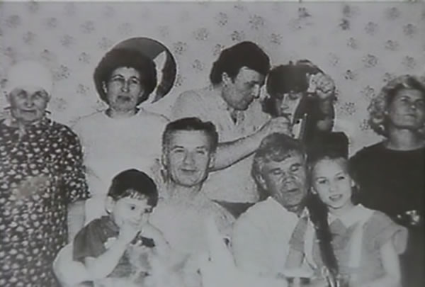 Na Foto: A família Chikatilo.