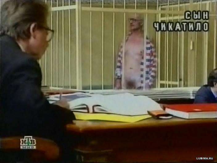 Na Foto: Andrei Chikatilo abaixa suas calças durante o seu Julgamento.