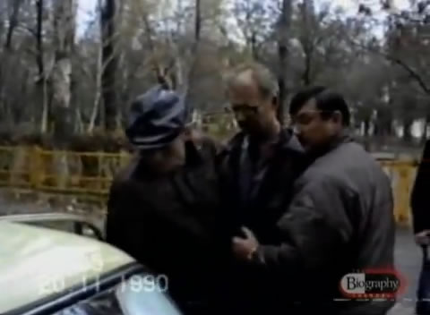 Na Foto: Andrei Chikatilo, ao centro, é preso em conexão com os assassinatos em série do Estripador da Floresta. Créditos: Biography Channel.