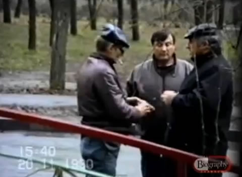 Na Foto: Policiais disfarçados articulam a prisão de Andrei Chikatilo nos arredores de um Parque em Novocherkassk. Créditos: Biography Channel.