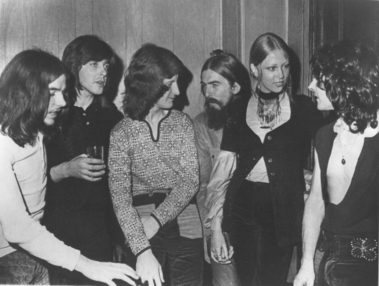 Na Foto: Integrantes do Badinger e George Harrison durante uma gravação na Apple.