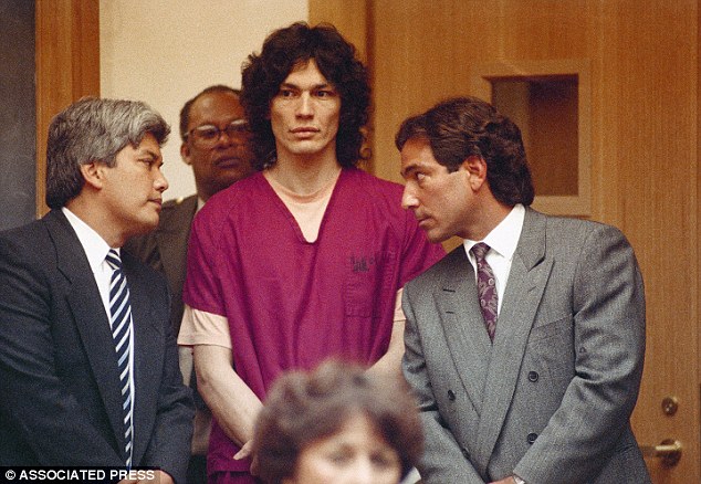 Na Foto: Richard Ramirez, ao centro, com seus advogados, Randall Martin, à direita e Daro Inouye, a esquerda, no Tribunal de São Francisco. Créditos: Associated Press.