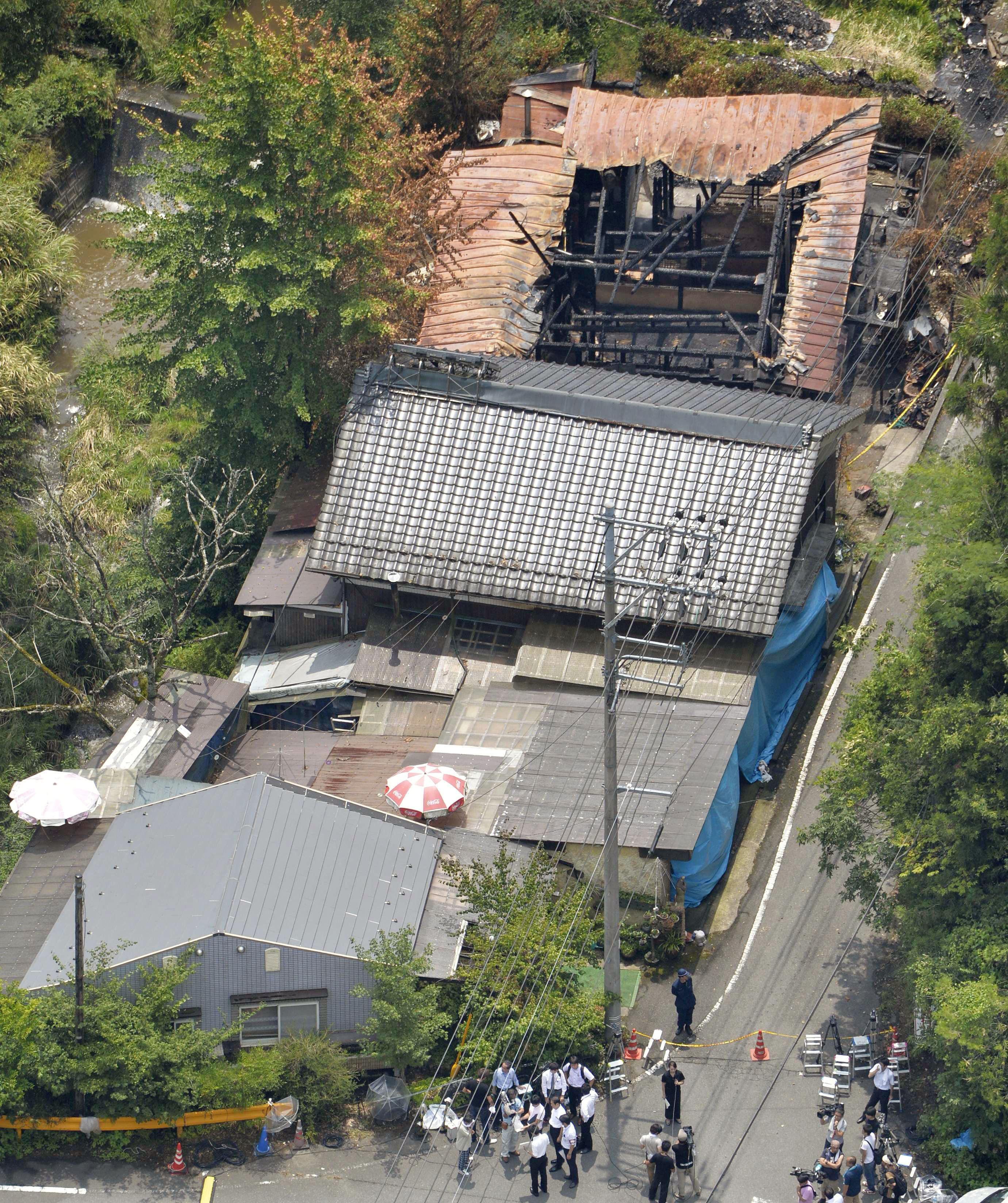 Na foto: Vista aérea da aldeia de Mitake mostra uma das casas incendiadas. Créditos: Japan Times.