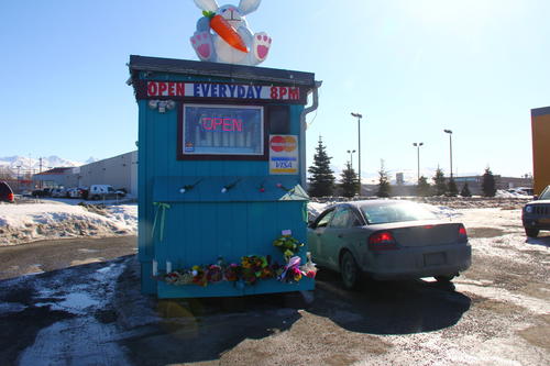 Na foto: O Common Grounds Espresso Stand, local onde Samantha Koenig foi sequestrada. Créditos da imagem: Alaskadispatch News.
