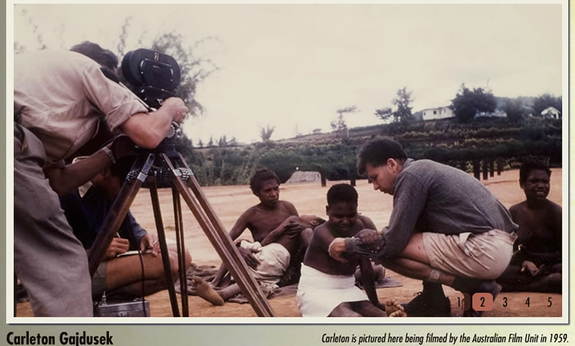 Foto: Carleton ao lado dos nativos Fore durante uma filmagem de um grupo australiano. Créditos: kuru-doco.com