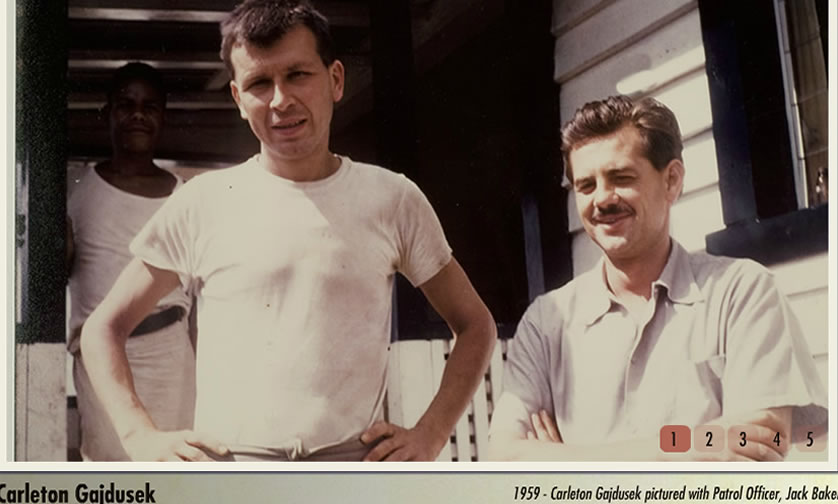 Carleton Gajdusek (esquerda), em foto tirada em 1959. 