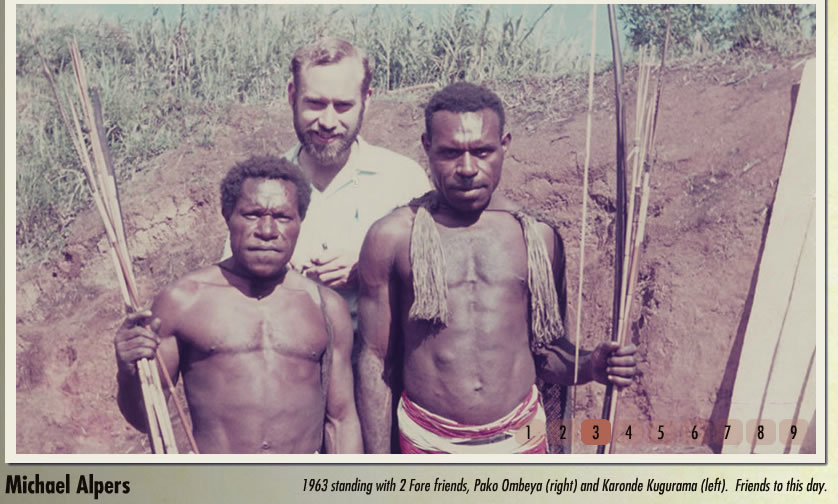 Foto: Michael Alpers e dois nativos Fore, Pako Ombeya e Karonde Kugurama. Data: 1963. Créditos: kuru-doco.com 