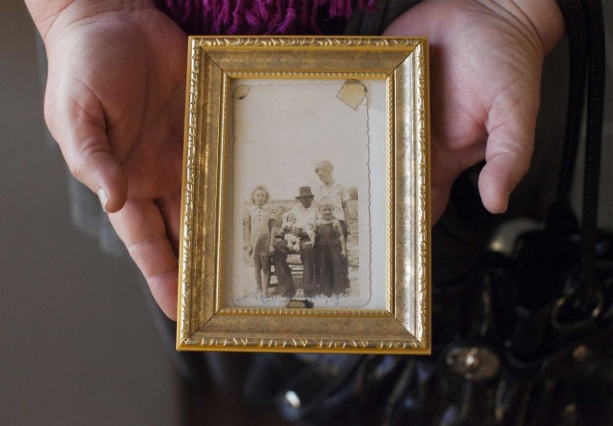 George Stinney - Inocente om Assassino Brutal - Familiar segura foto de sua família com Mary Emma Thames.