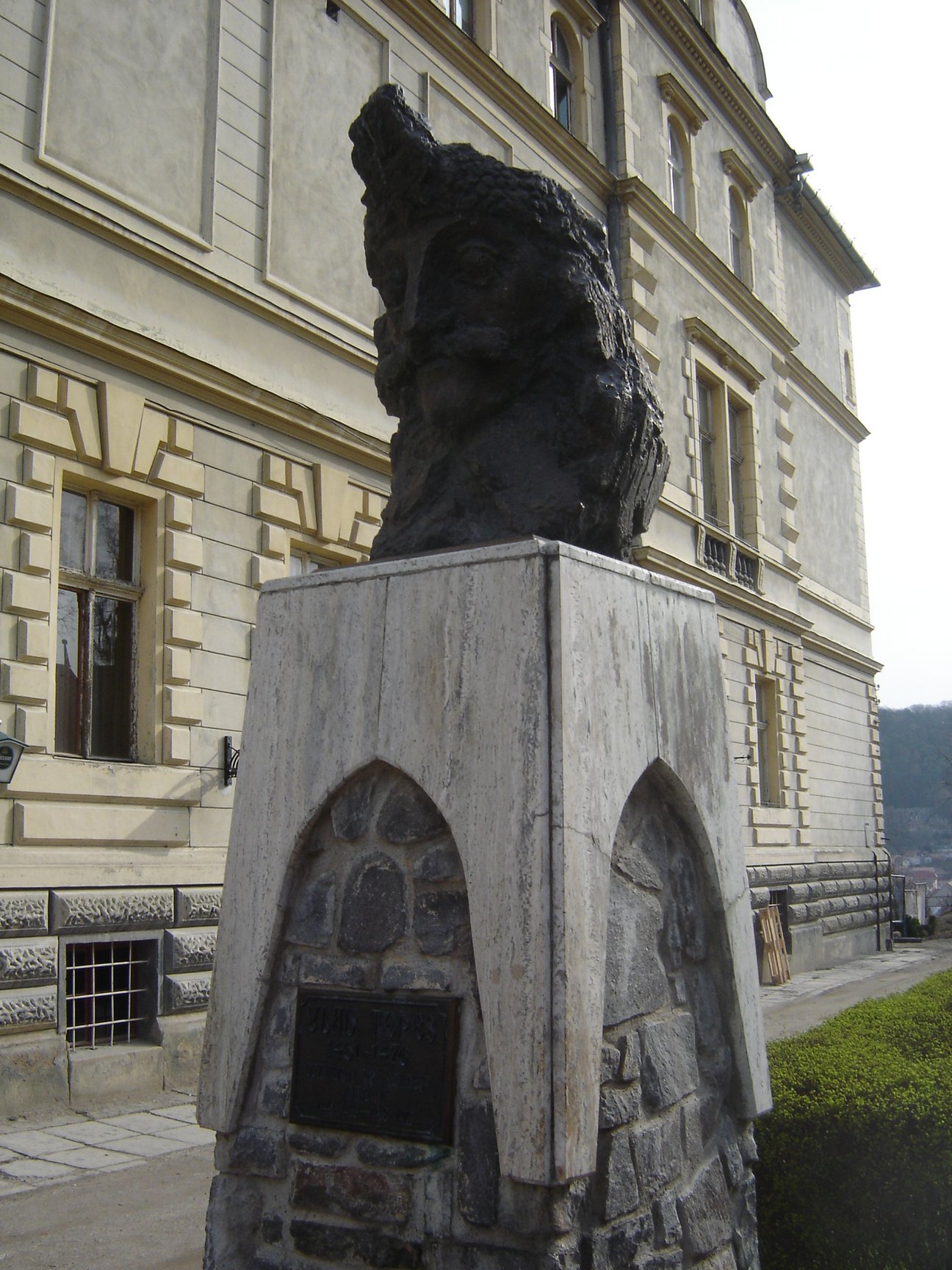 O busto de Vlad Drácula em sua cidade natal, Sighisoara, Romênia. 