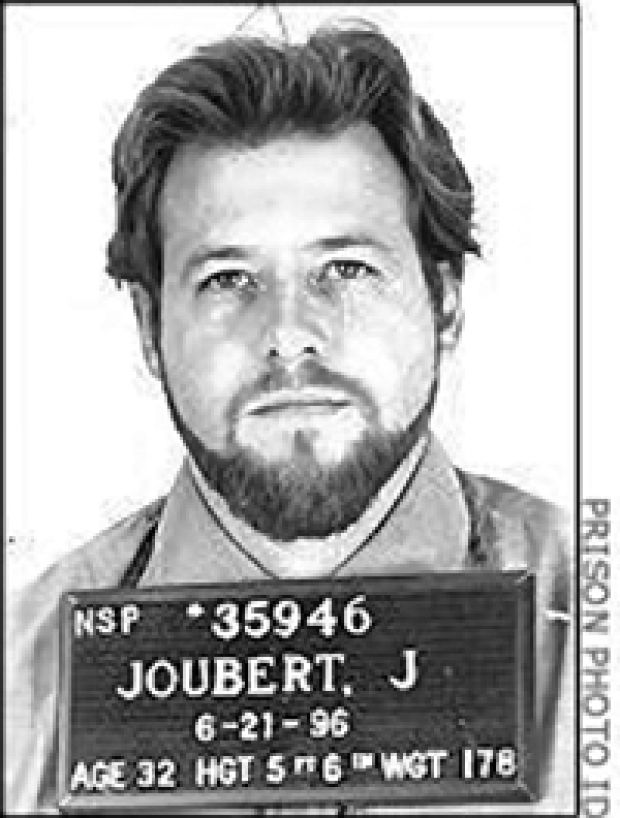 Na foto: John Joubert um mês antes de ser eletrocutado em 1997. Créditos: Crime Library.