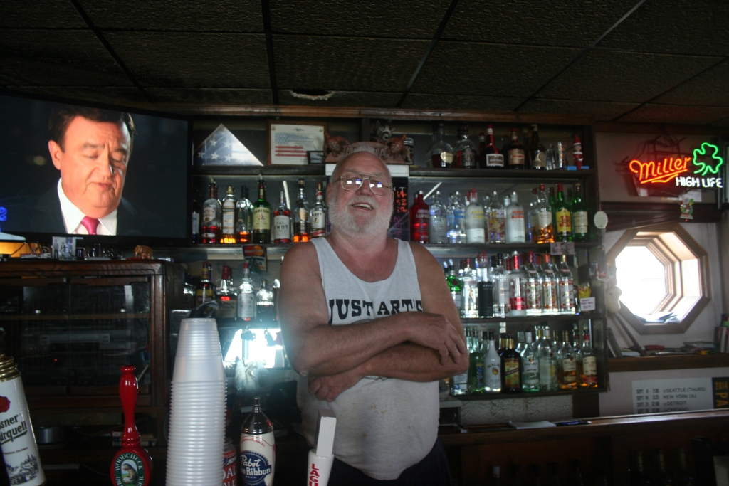 Na foto: O bartender Art Guenther no bar Just Art’s, em Walker's Point. Créditos: Urban Milwaukee.