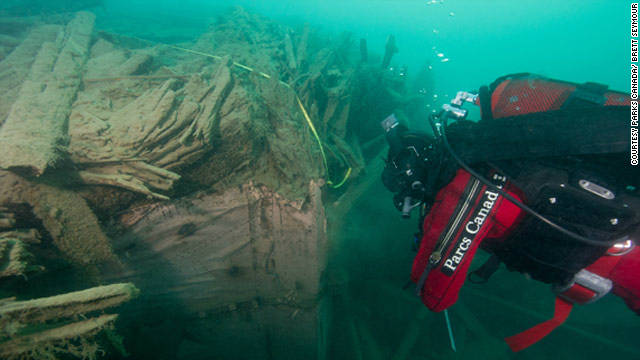 Na foto: Mergulhador investiga os restos de um dos dois navios desaparecidos há mais de 160 anos. A descoberta foi feita pelos canadenses e pode fornecer pistas vitais sobre o que aconteceu com o Erebus e o Terror. Créditos: CNN.