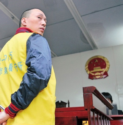 Na foto: O serial killer Zhou Youping durante seu julgamento em 2010. Créditos: CNS.