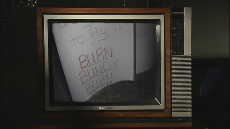 Na foto: Cartaz com a frase "Frite Bundy Frite" é mostrada numa reportagem de TV da época. Créditos: My Fox Tampa Bay.