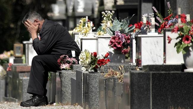 Na foto: George Halvagis no túmulo onde sua filha Mersina foi morta. Créditos: Herald Sun.