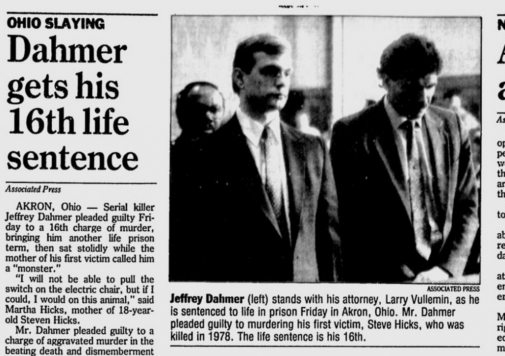 Na foto: Reportagem do Star News, de 2 de Maio de 1992, mostra o serial killer Jeffrey Dahmer em um tribunal de Ohio durante seu julgamento pelo assassinato de Steven Hicks. Ao seu lado, o advogado Larry Vullemin, que o representou em Ohio.