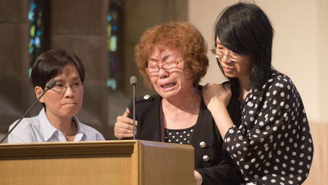 Na foto: A mãe de Jun Lin chora ao falar com a imprensa canadense em 2013. Créditos: BCNN1.