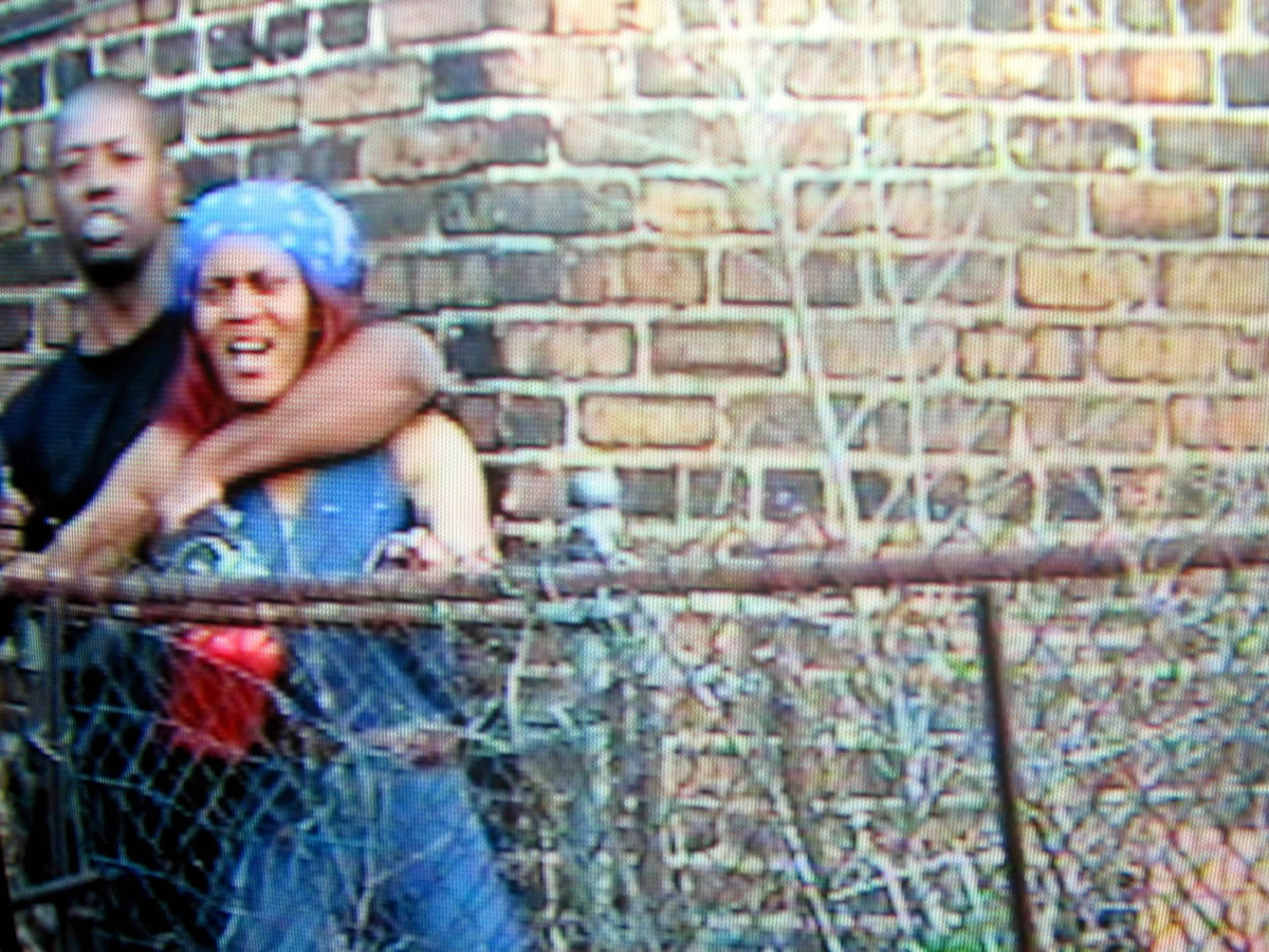 O serial killer Darren Vann pode ser visto nesta imagem ameaçando colocar fogo em sua namorada. A filmagem foi feita pela polícia em 2004. Foto: Chicago Sun-Times.