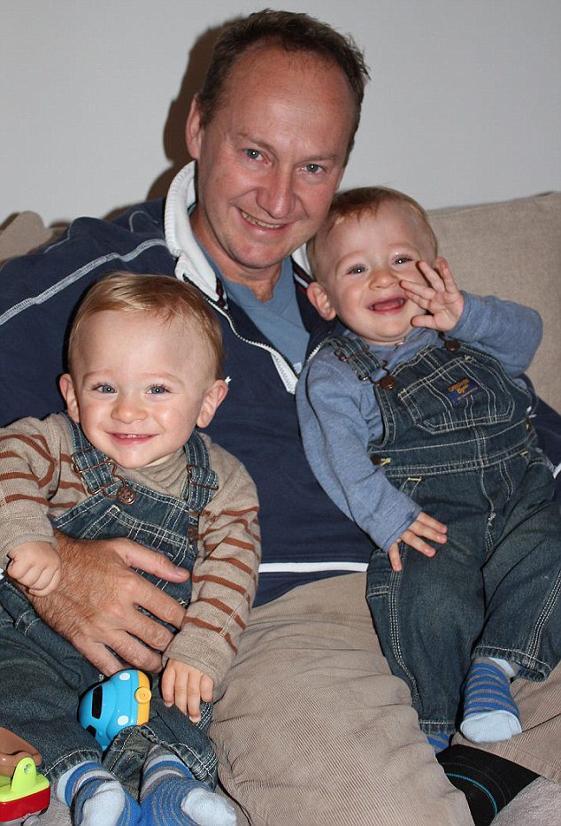 O marido de Tania, Guy Clarence, com os filhos gêmeos do casal. Foto: Reprodução Internet.