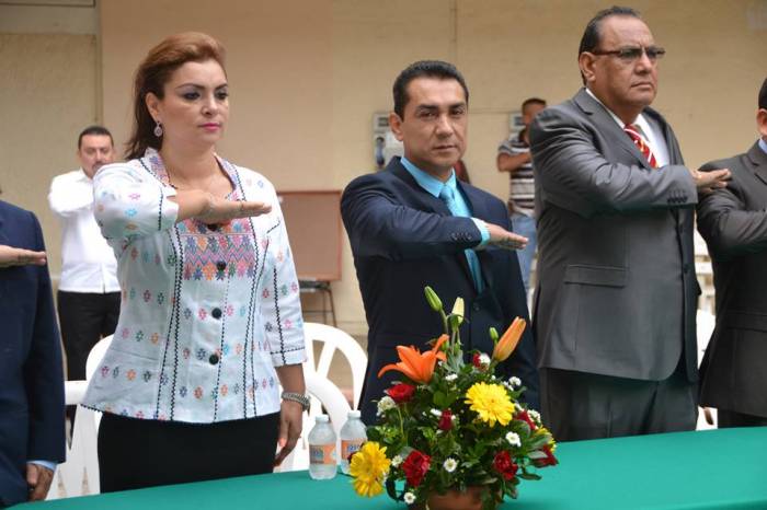 José Luis Abarca e sua mulher Maria de los Ángeles Pireda Villa, fazendo o juramento quando José Luis tomou posse como prefeito de Iguala. Foto: Sipse.