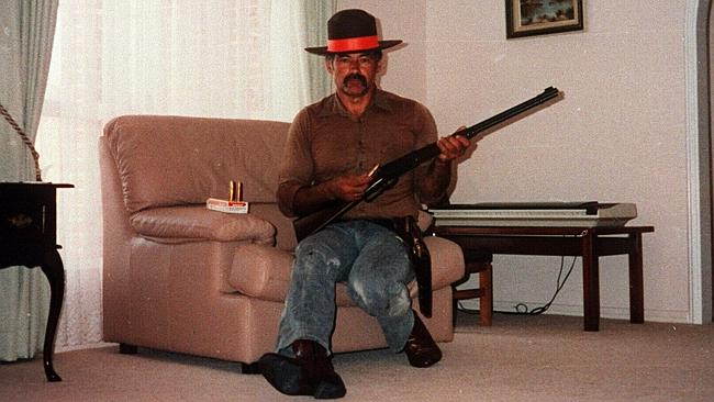 Ivan Milat posando com uma de suas armas. Assim como o americano Robert Hansen, Milat gostava de caçar pessoas.