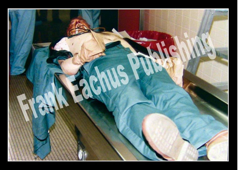 O corpo sem vida de Jeffrey Dahmer. A imagem foi publicada na matéria do The New York Post e creditada ao fotógrafo Robert Miller.