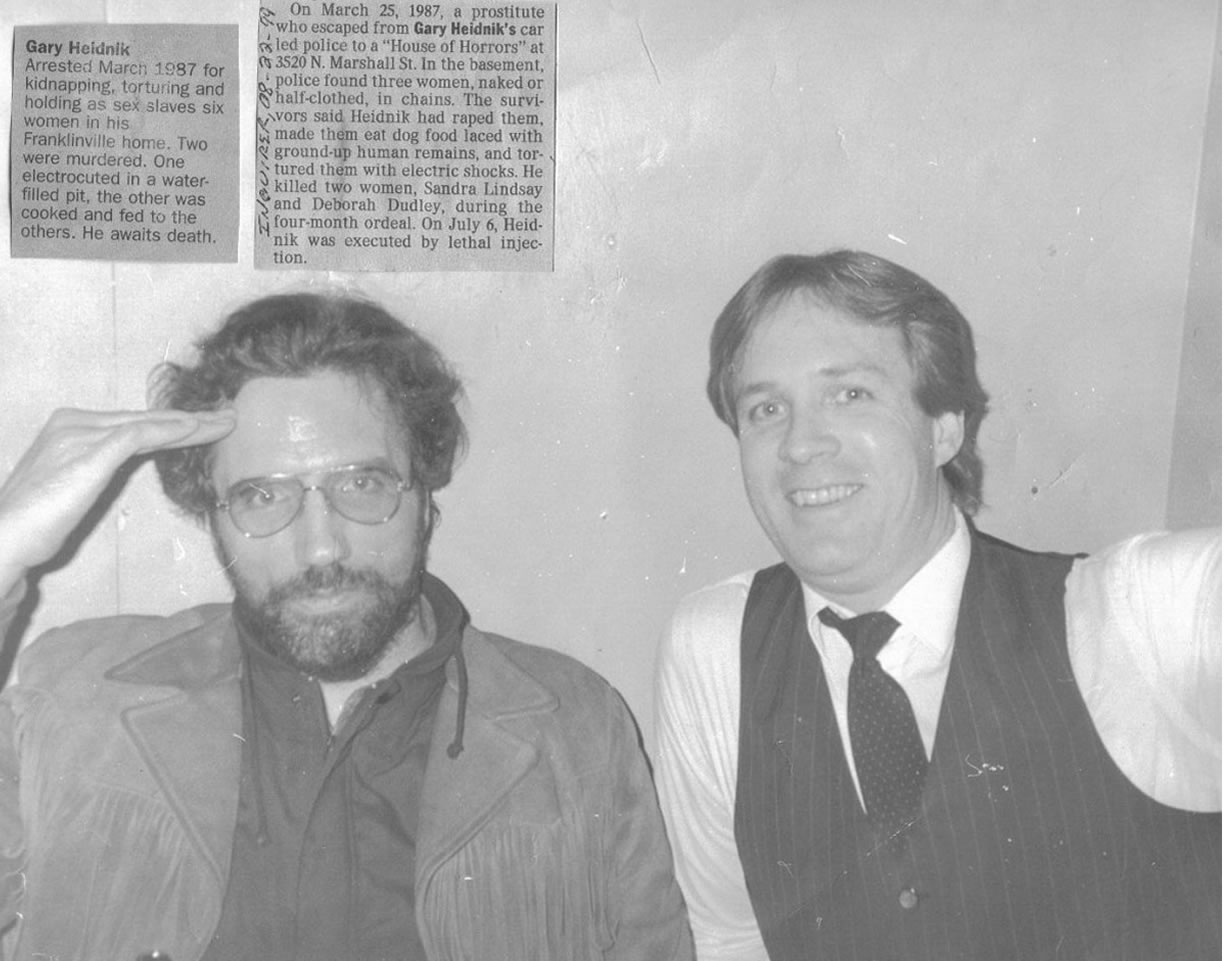 Gary Heidnik e o capitão de polícia Charles McCloskey. Poucas horas após ser preso, Gary foi abordado na delegacia por McCloskey que disse: "Gary, no caso de você se tornar o mais famoso serial killer da história, eu irei tirar uma foto com você."