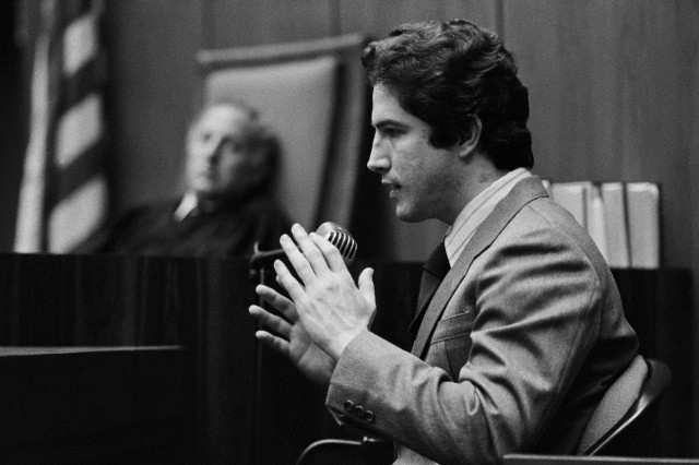 Kenneth Bianchi, um dos "Estranguladores da Colina", testemunha contra seu primo igualmente psicopata, Angelo Buono, durante seu julgamento. Data: 6 de Julho de 1981. Foto: © Bettmann/CORBIS.