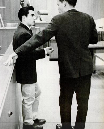 Charles Schmid conversando com seu advogado durante o seu julgamento. Foto: Imagefiesta.
