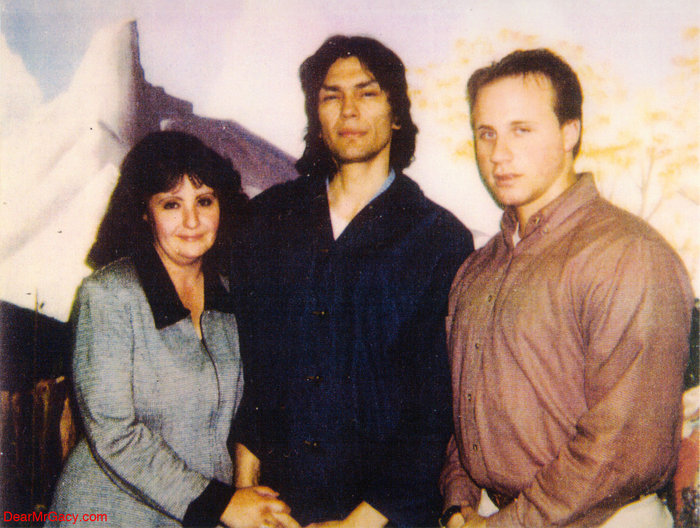 Jason Moss também correspondeu-se com Richard Ramirez. Na foto acima ele posa ao lado do serial killer e sua mulher Doreen Lioy. Foto: Dear Mr. Gacy.