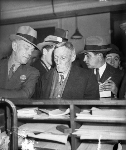 O vovô canibal Albert Fish, ao centro, é conduzido pelo detetive William King, que o capturou após seis anos de investigações, durante seu julgamento em 14 de dezembro de 1934. Foto © Bettmann/CORBIS.
